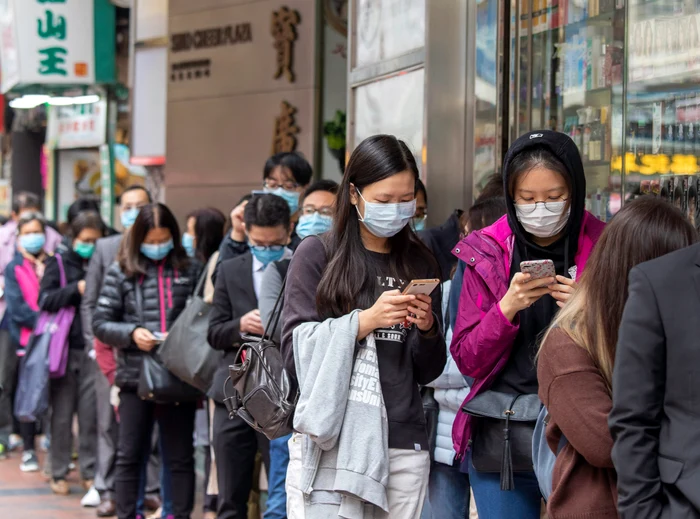 Hong Kong, februarie 2020: locuitorii stăteau  la cozi interminabile ca să cumpere măşti 