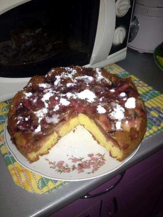 
    Prăjitură răsturnată cu prune  