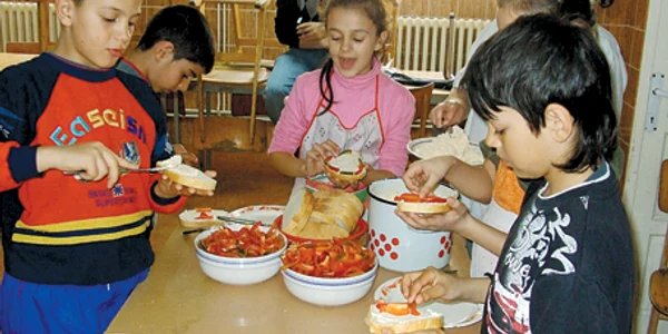 Micuţii de la Centrul Curcubeu s-au distrat gătind la concurs