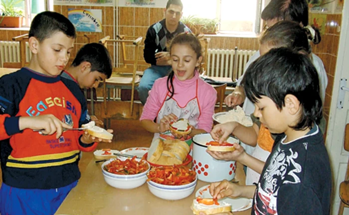 Micuţii de la Centrul Curcubeu s-au distrat gătind la concurs