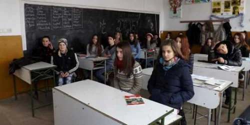 elevi tremură de frig la strehaia FOTO Corina Macavei 