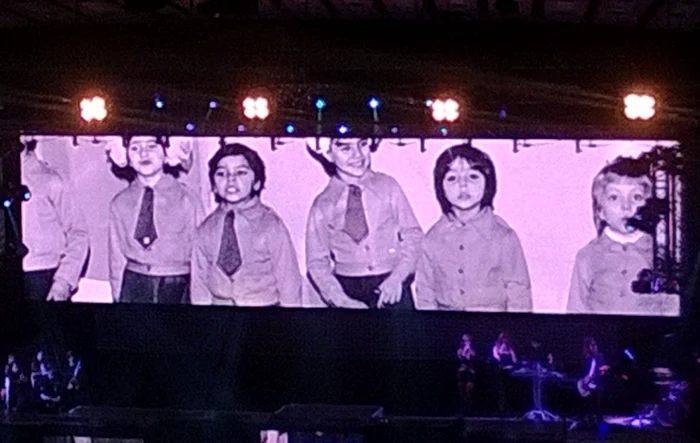 În timp ce Delia a cântat pentru mama ei, pe ecranul uriaş de la Sala Palatului a apărut o imagine cu artista