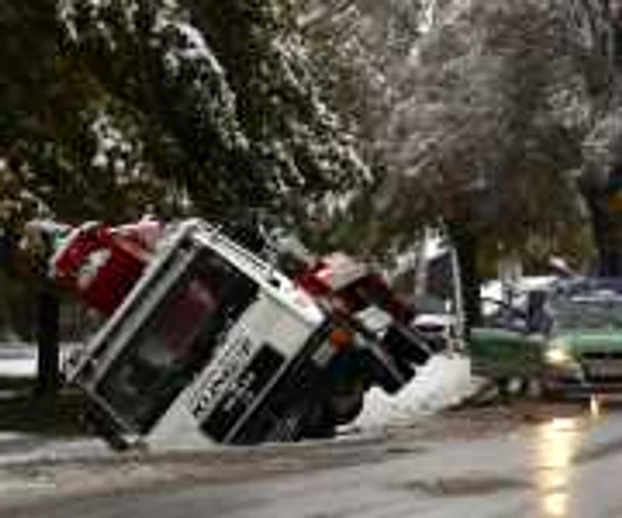 Murnau, Germania: un autocamion a deraiat din cauza condiţiilor de circulaţie. FOTO Reuters