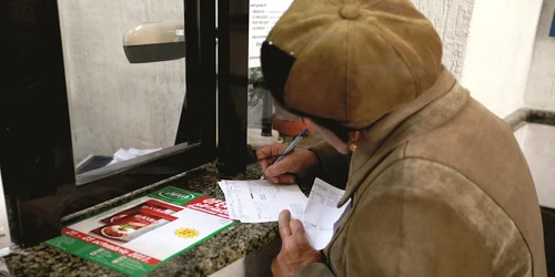 Pensionara plăteşte doar o parte din factură