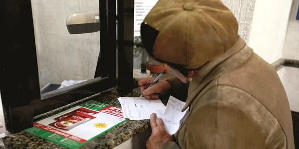 Pensionara plăteşte doar o parte din factură