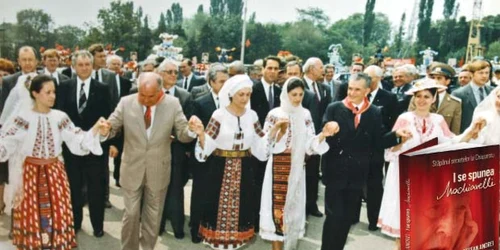 Bucureşti, 1987 - Ceauşescu şi Gorbaciov în „Hora prieteniei“   