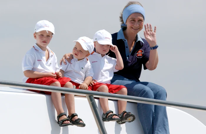 Regina Sofia și nepoții ei, în 2004. FOTO: Getty Images
