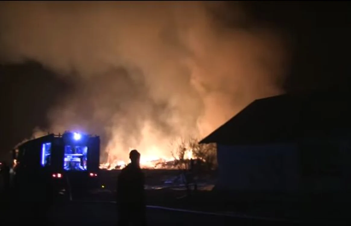 În urma incendiului, toată masă lemnoasă din fabrică a arscaptură video