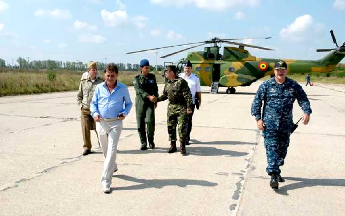 Ministrul Apărării, Mircea Duşa, pe aerodromul bazei NATO din Deveselu-Olt (FOTO: lt.cmdr. Mike Billips)