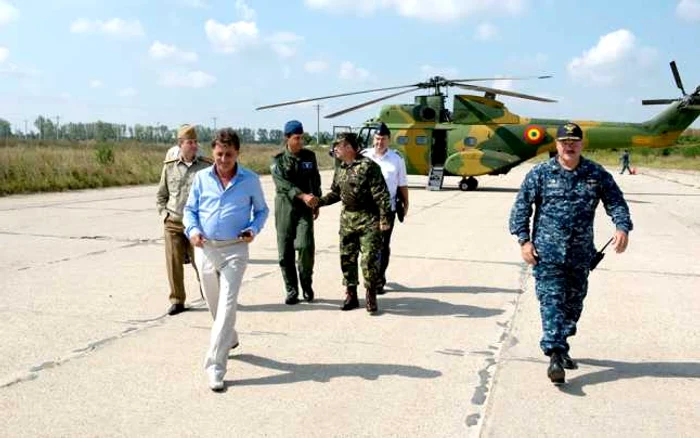 Ministrul Apărării, Mircea Duşa, pe aerodromul bazei NATO din Deveselu-Olt (FOTO: lt.cmdr. Mike Billips)
