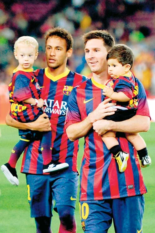 
    Neymar şi Messi nu  sunt doar vedetele  Barcelonei, ci şi tătici  cu acte în regulă  