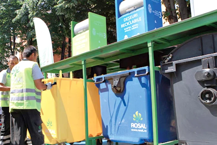 Pubelele sunt ridicate printr-un sistem hidraulic