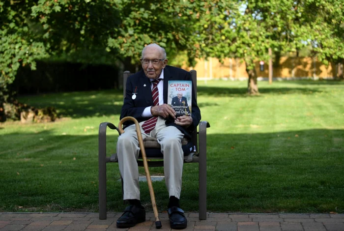Tom Moore, veteran britanic din Al Doilea Război Mondial, a atras atenţia întregii lumi cu iniţiativa sa de a strânge 1.000 de lire sterline pentru NHS Foto: EPA EFE