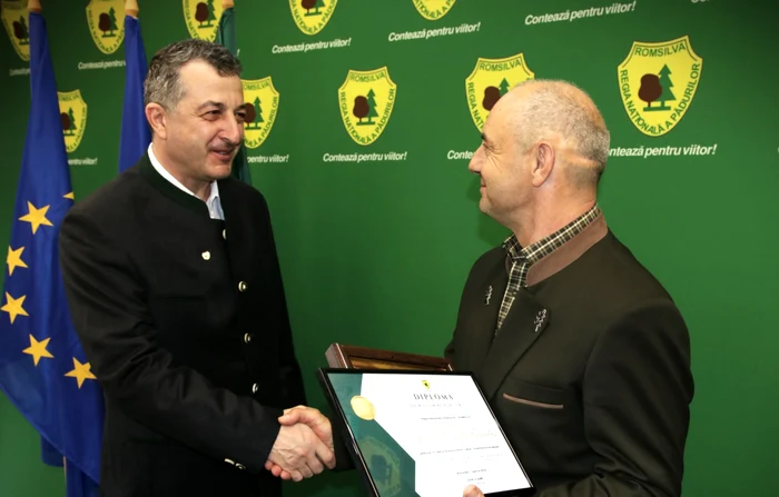 Romsilva l-a premiat pe pădurarul salvator FOTO: Facebook/Romsilva