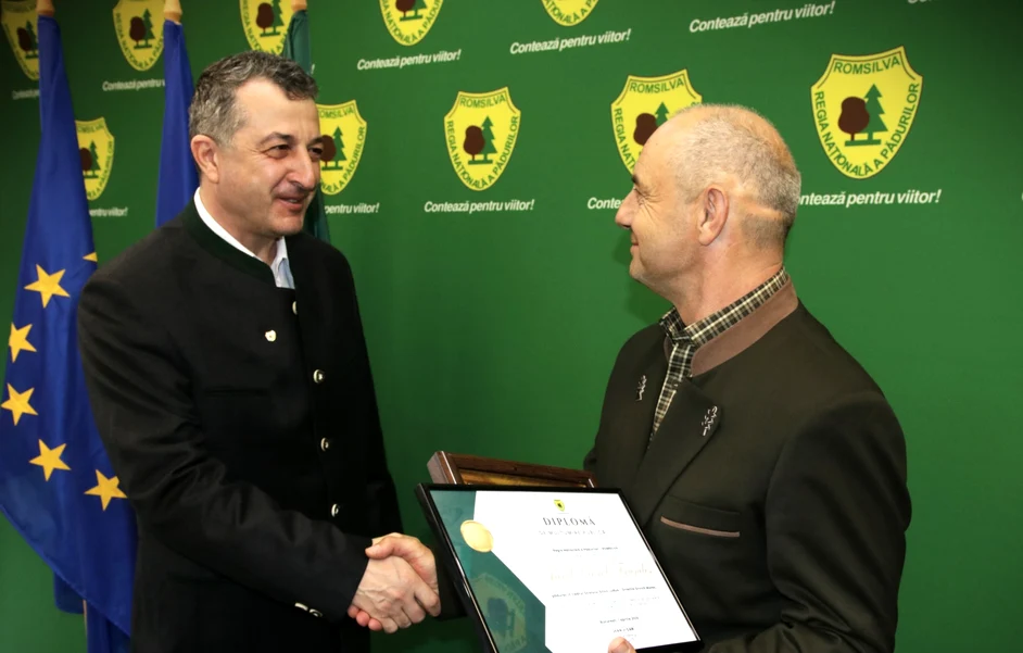 Romsilva l-a premiat pe pădurarul salvator FOTO: Facebook/Romsilva
