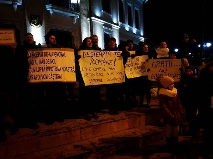 Locul de întâlnire al protestatarilor la Piatra Neamţ este Teatrul Tineretului FOTO: Florin Jbanca