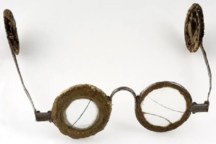 Cea mai veche pereche de ochelari din lume, potrivire modelul de Edward Scarlett