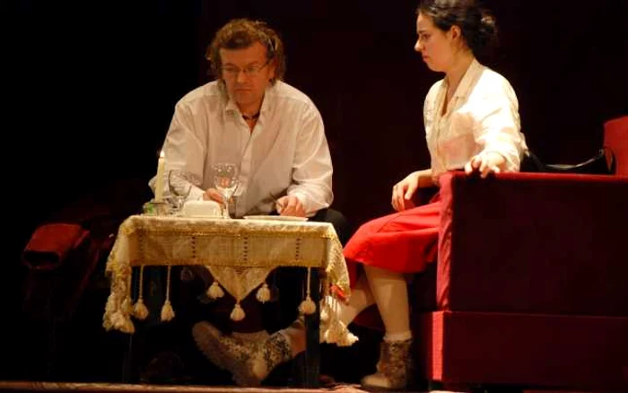 Actorii sătmăreni Dorina Nemeș și Sorin Oros în spectacolul „Visul unei nopți de iarnă“