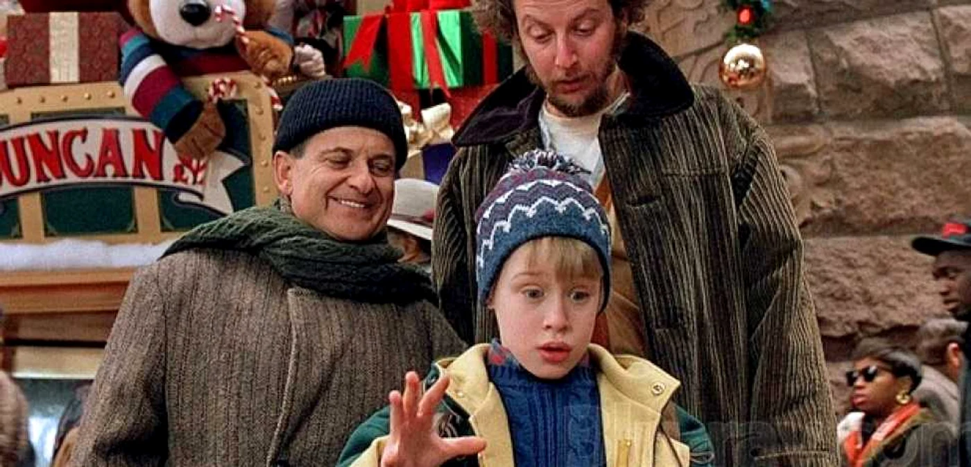 Macaulay Culkin (Kevin McCallister), Daniel Stern (Marv Mechants) şi Joe Pesci (Harry Lime) sunt actorii care amuză telespectatorii români încă din 1995