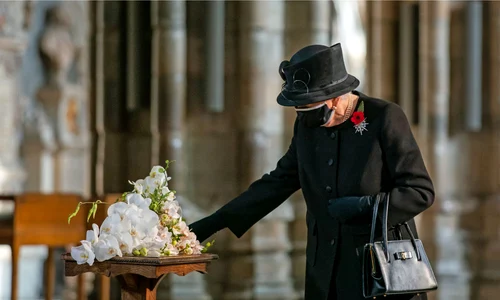 A fost prima oară când Regina Elisabeta a purtat mască în public jpeg
