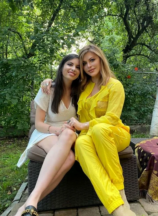 la 22 de ani, Elena s-a transformat într-o adevărată domnișoară și seamănă foarte bine cu mama ei
