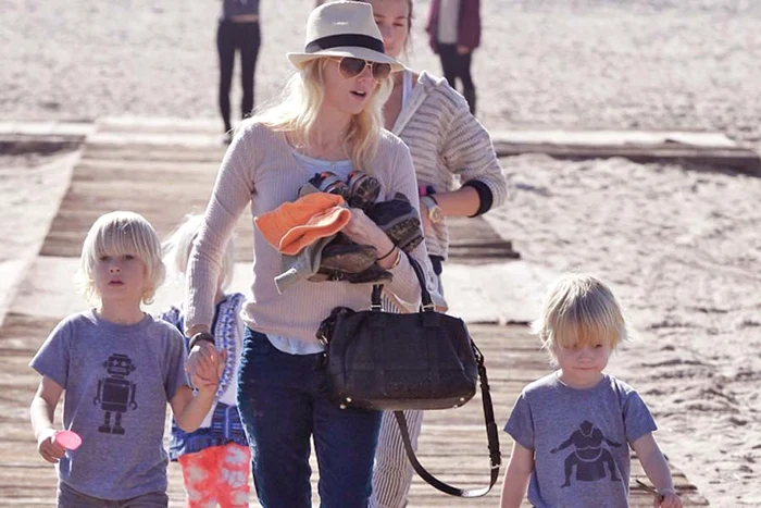 28 ianuarie: Orlando Bloom (36 de ani), la plajă cu fiul său, Flynn, de 2 ani, în Cancun (Fotografii: Guliver/splashnews)