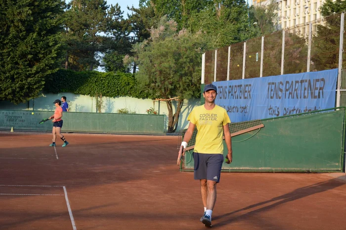 Comentatorul face si tenis