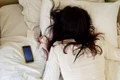 Nu mai dormi cu telefonul mobil lângă tine! Un tânăr de 22 de ani a murit electrocutat în somn jpeg