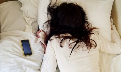 Nu mai dormi cu telefonul mobil lângă tine! Un tânăr de 22 de ani a murit electrocutat în somn jpeg