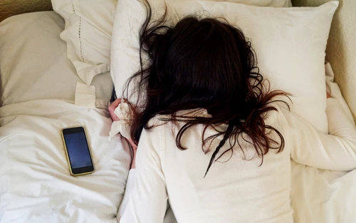 Nu mai dormi cu telefonul mobil lângă tine! Un tânăr de 22 de ani a murit electrocutat în somn jpeg