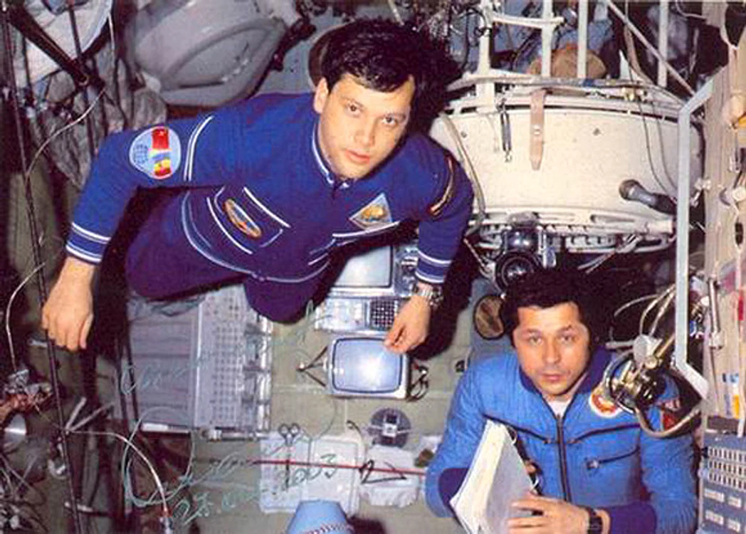 Dumitru Prunariu, alături de cosmonautul sovietic Leonid Popov,comandantul rachetei Soiuz 40 