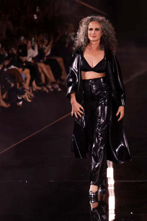 Andie MacDowell, la prezentarea L'Oreal, din Franța, în calitate de model