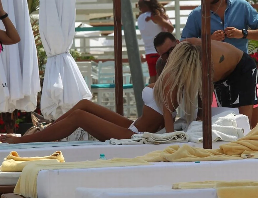 
    Bianca Drăguşanu şi Alex Bodi, sexy pe plajăfoto: Mihai Ionescu  