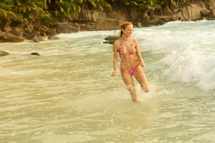 laura cosoi costum de baie