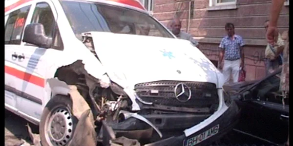 Ambulanţă implicată în accident