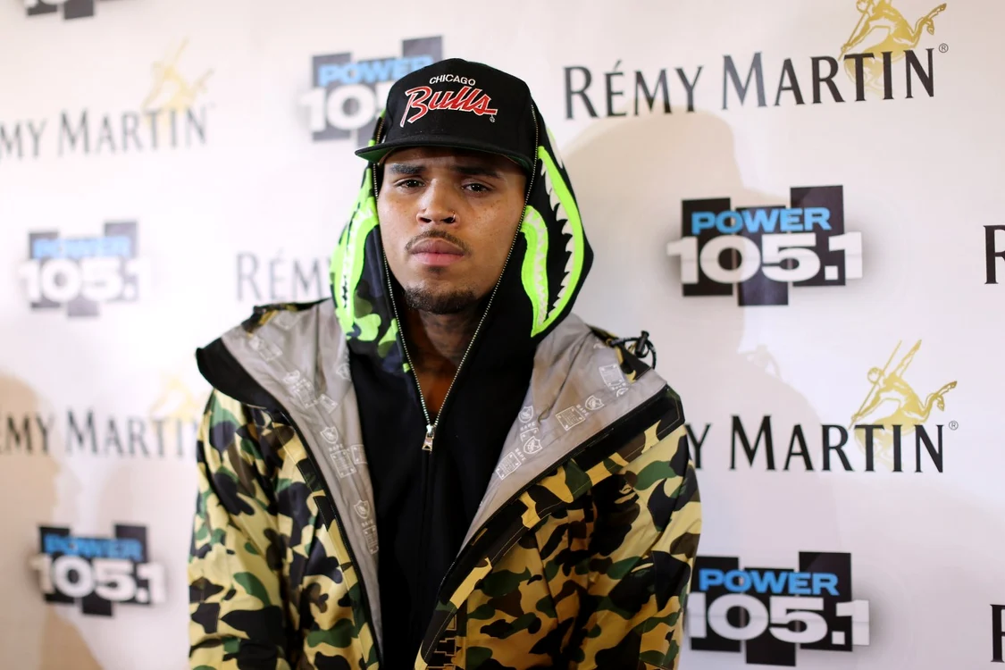 Chris Brown a fost protejat de gărzile personale de corp şi a scăpta nevătămat FOTO Getty Images