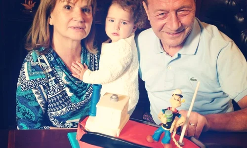 Traian Băsescu, sărbătorit de soţie şi nepoţică jpeg