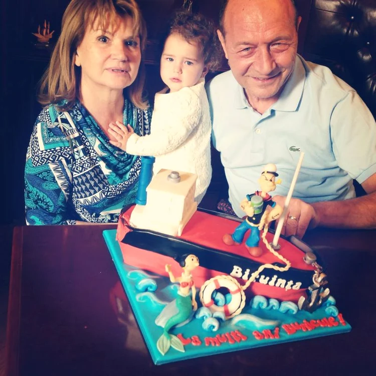 Traian Băsescu, sărbătorit de soţie şi nepoţică