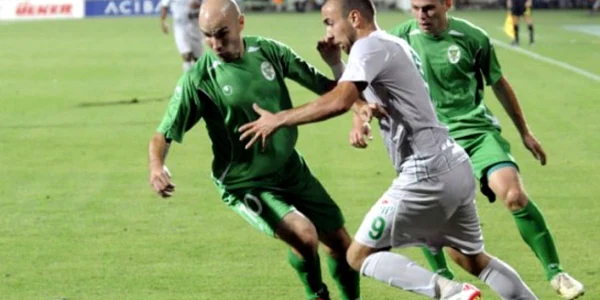 Jucătorii de la FC Gomel (în verde) a jucat în Europa League cu turcii de la Bursaspor