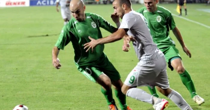 Jucătorii de la FC Gomel (în verde) a jucat în Europa League cu turcii de la Bursaspor