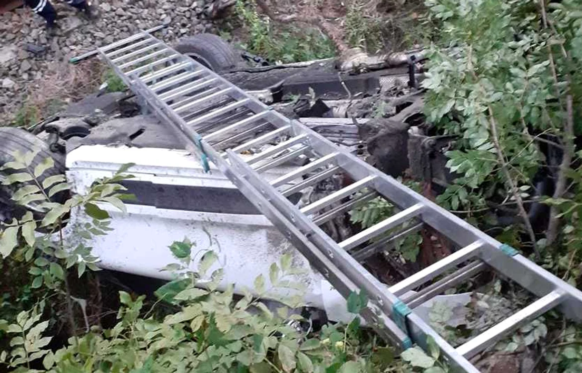 
    Accident în Vâlcea, pe centura oraşului CălimăneştiFoto: ISU  