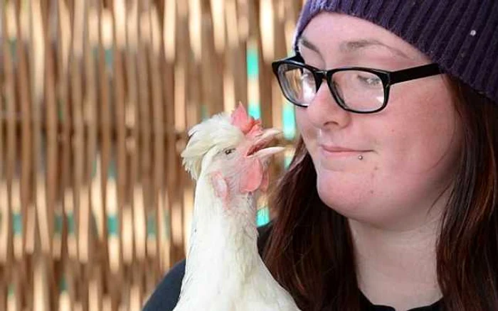Rayna Rapo cu găina ei preferată, Chooky Wooky, după resuscitarea animalului FOTO News Limited