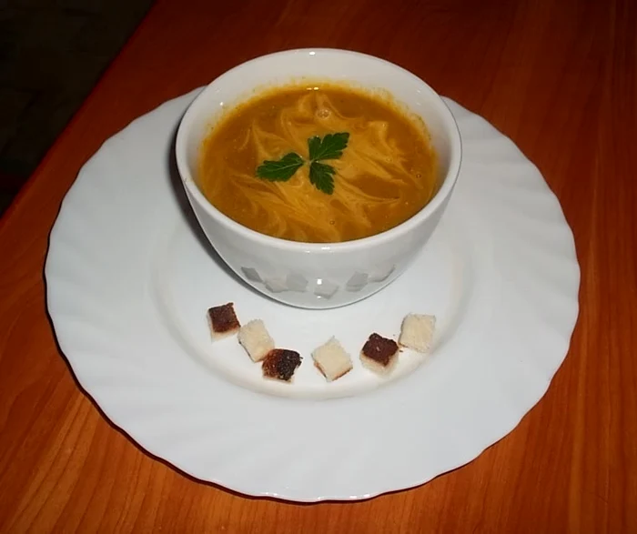 
    Supă - cremă de legume şi curry  