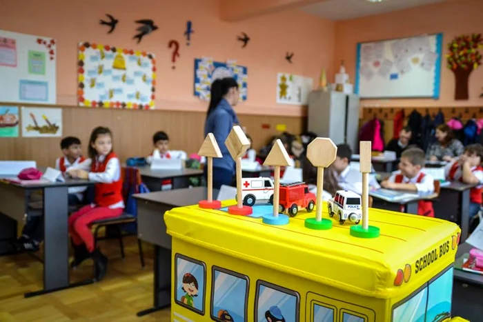 50% din elevii chestionați nu știu la ce culoare a semaforului autovehiculele trebuie să aștepte