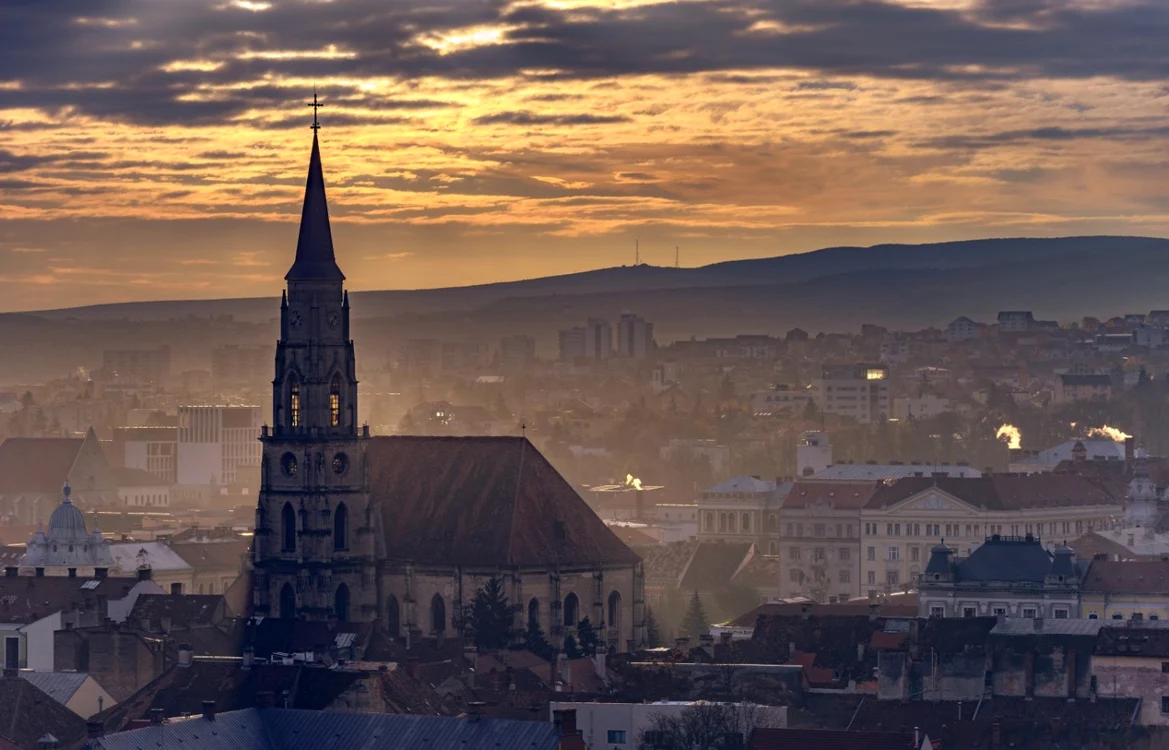 Unul dintre cele mai aglomerate oraşe, Clujul, are străzile sufocate de maşini, dar soluţiile lipsesc Foto: Shutterstock