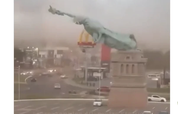 Imagini cu prăbușirea unei replici uriașe a Statuii Libertății. Momentul în care a fost doborâtă de vânt