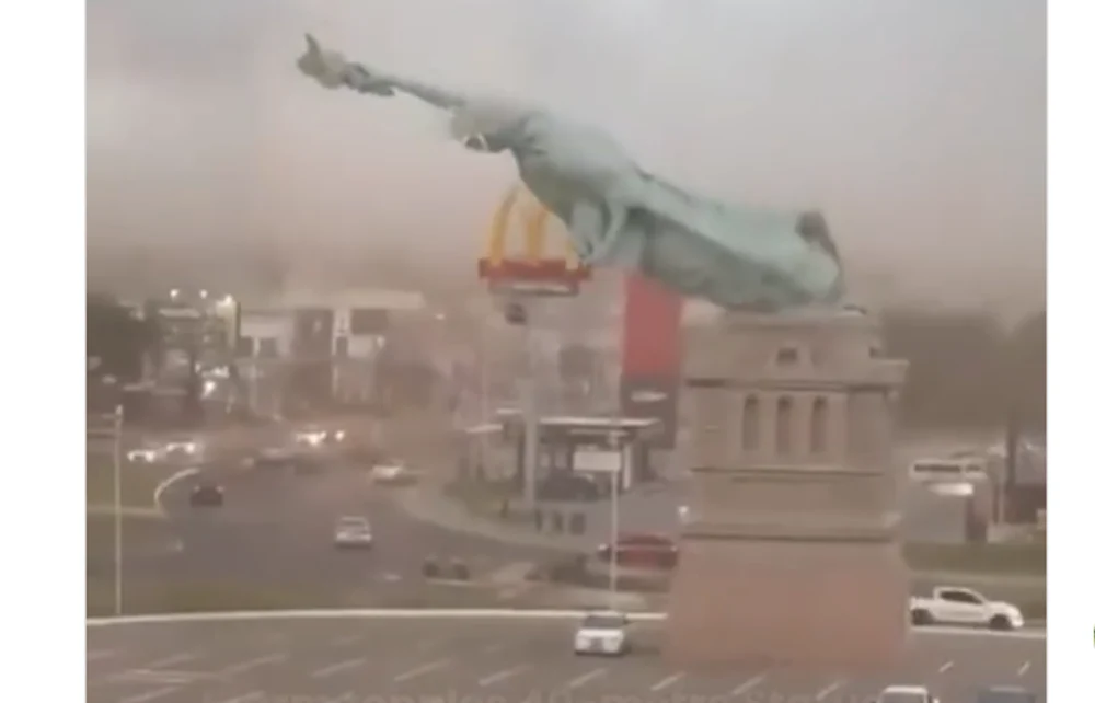 Imagini cu prăbușirea unei replici uriașe a Statuii Libertății. Momentul în care a fost doborâtă de vânt