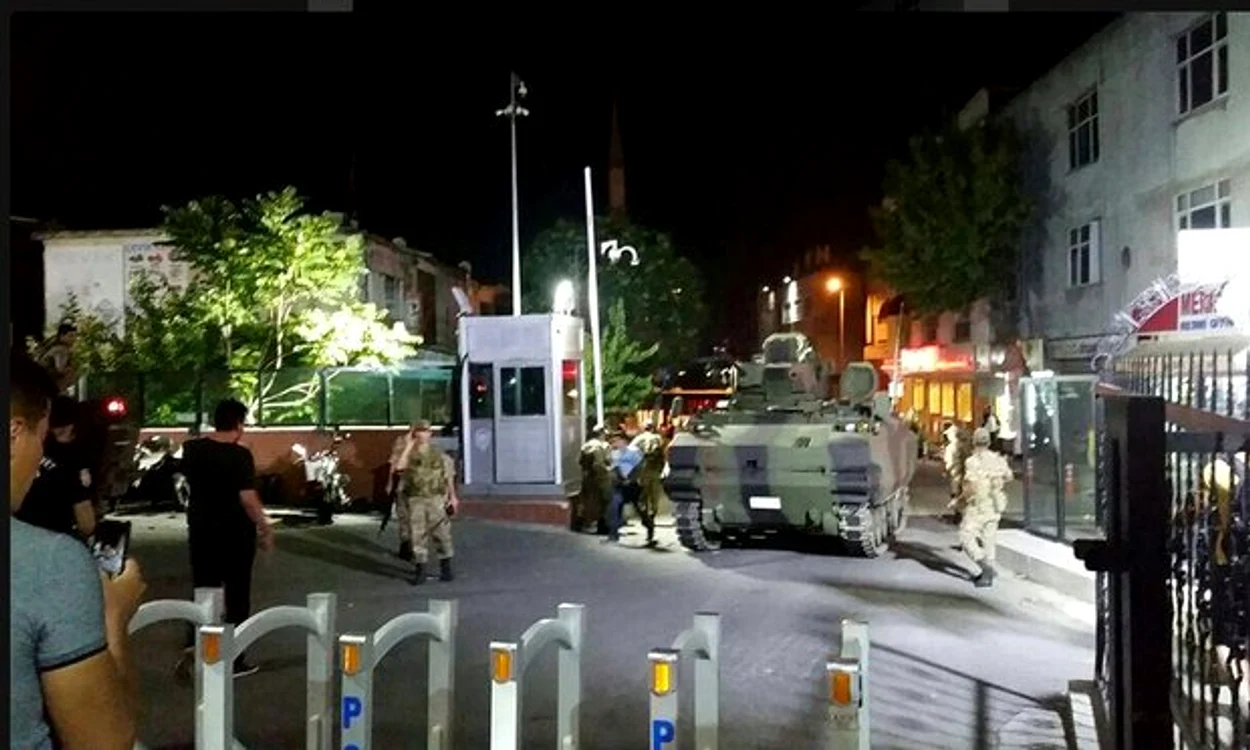 
    Armata a preluat puterea în Turcia în urma unei lovituri de statFoto: Twitter  