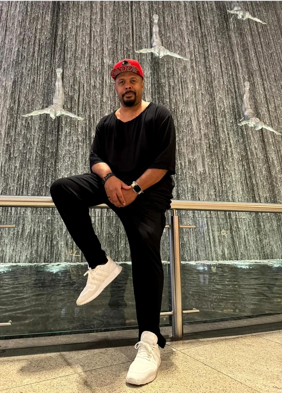 Cabral, în stilul său caracteristic, a făcut câteva poze la o fântână din Dubai Mall of Emirates, atracția turiștilor de altfel, și a făcut o remarcă haioasă care a stârnit râsul internauților