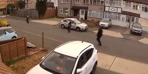 Un afgan a înjunghiat mortal un bărbat care intervenise pentru a aplana un conflict foto captura video X